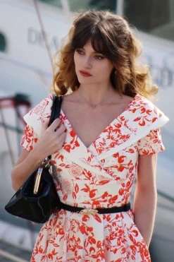 Vintage Diva Greta Swing Jurk In Wit Met Rode Rozen Print><noscript><img width=