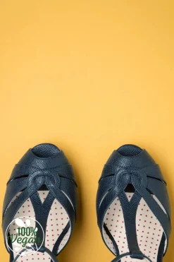 B.A.I.T. Lacey Art Deco T-Strap Pumps In Mat Marineblauw><noscript><img width=